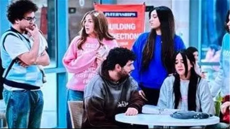 مسلسل عايشة الدور الحلقة التاسعة..جوابات عايشة تثير أزمة عائلية وتثير شكوك حولها
