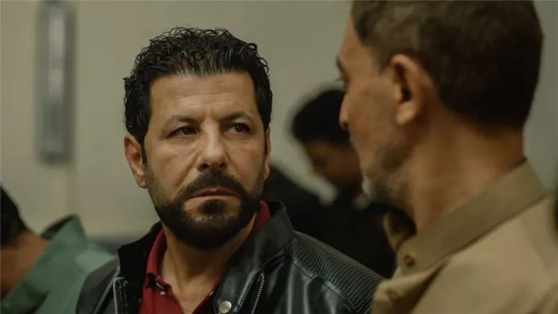 مسلسل ظلم المصطبة الحلقة الثامنة.. خطة الهروب تنجح وفتحي عبد الوهاب في مطاردة شرسة