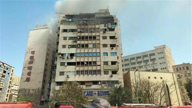 السيطرة على حريق هائل في مخزن مستلزمات طبية بجوار مبنى البريد في رمسيس