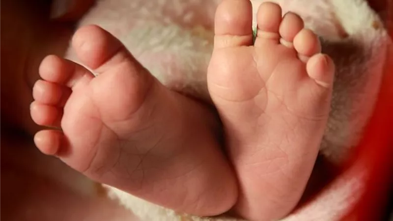 رضيع كرداسة ينهي حياته بالماء المغلي.. والأم في حالة انهيار