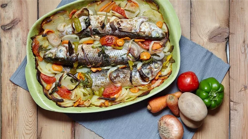 طريقة عمل صينية السمك بالبطاطس اختيار مثالي ..أفكار فطار يوم 27 رمضان