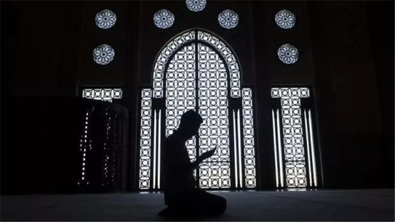 موعد أذان العشاء ومواقيت الصلاة اليوم الجمعة في محافظات مصر المختلفة 