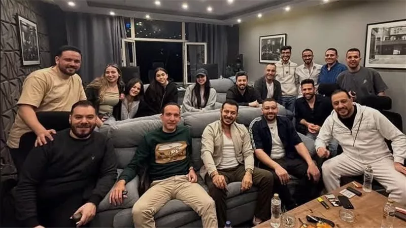مصطفى شعبان يحتفل بفركش مونتاج آخر حلقات «حكيم باشا» بصحبه صناعه