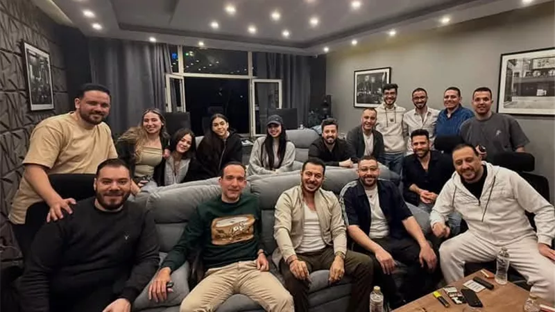 مصطفى شعبان يحتفل بفركش مونتاج آخر حلقات حكيم باشا بصحبه صناعه 