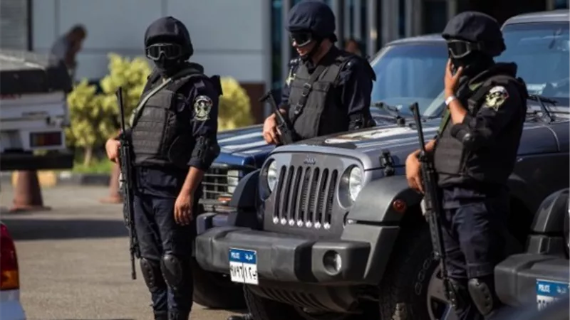 القبض على 7 أشخاص بتهمة انتحال صفة إعلامية شهيرة وترويج منتجات مجهولة المصدر