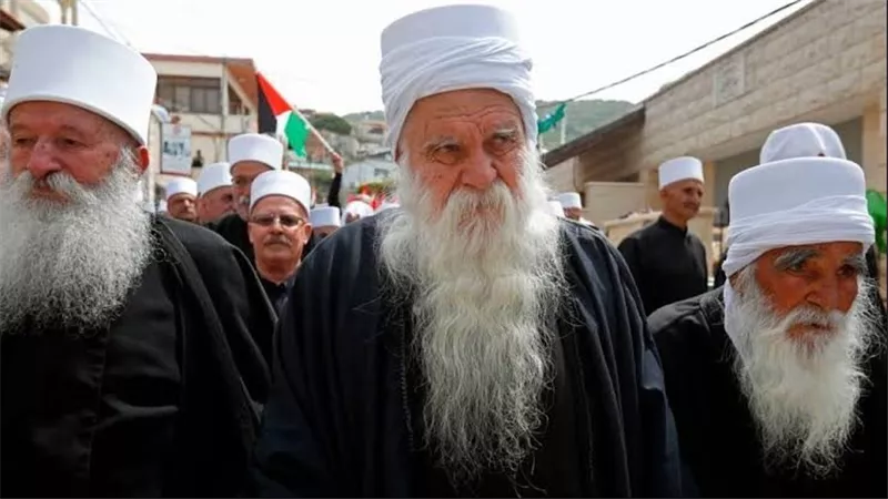 محافظ السويداء يلتقي بشيوخ عقل الدروز ويدعو للتفاهم حول نقاط الخلاف