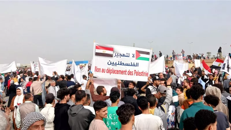 بالصور.. احتشاد شعبي في رفح لـ رفض مخططات تهجير الفلسطينيين