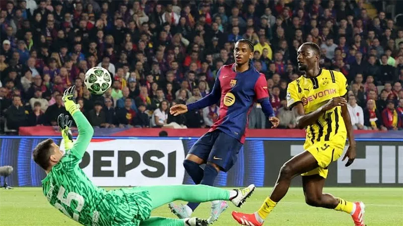 دوري أبطال أوروبا.. برشلونة يتقدم على دورتموند في الشوط الأول