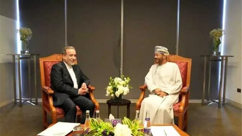 وزير الخارجية الإيراني يصل سلطنة عمان لإجراء مفاوضات هامة مع أمريكا