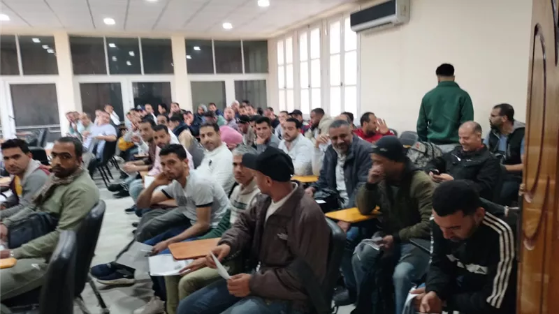 العمل تبدأ اختبارات 
