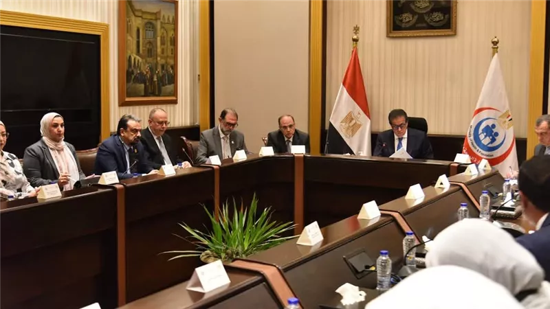 اجتماع برئاسة وزير الصحة لبحث فرص تعزيز الاستثمارات العالمية
