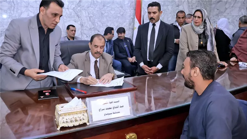 محافظ سوهاج يعقد لقاءًا جماهيريًا أسبوعيًا لحل شكاوى وطلبات المواطنين مباشرة