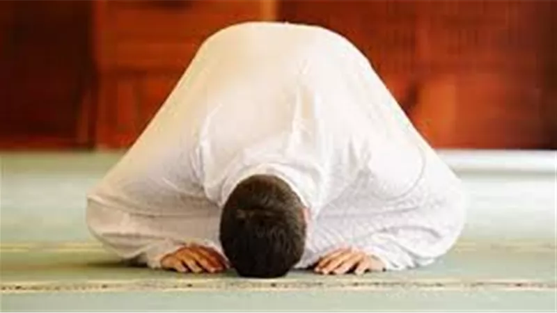 هل يجب الوقوف عند تكبيرة الإحرام لمن يصلي جالسًا؟..الأزهر يوضح الحكم الشرعي
