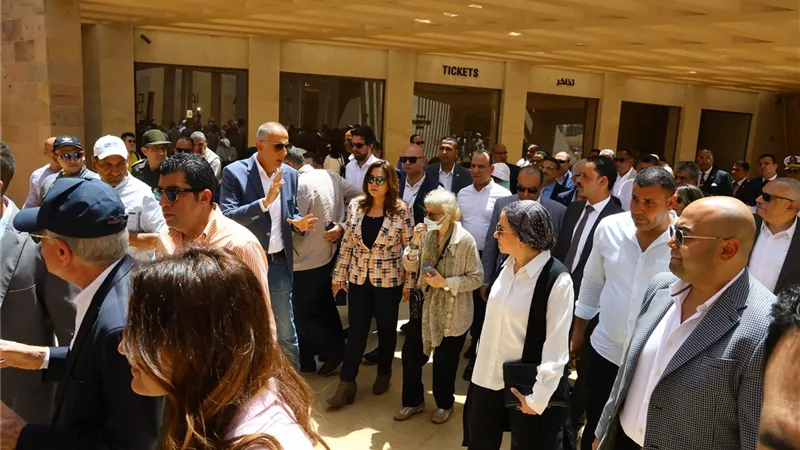 بالصور.. 4 قيادت هامة يتفقدون أعمال تطوير المنطقة الأثرية لأهرامات الجيزة