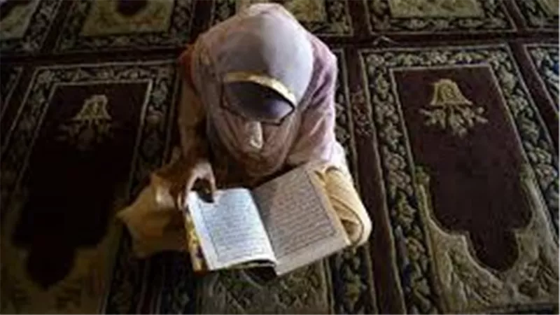 حكم وضع اليد على آية القرآن أثناء التلاوة من المصحف الشريف