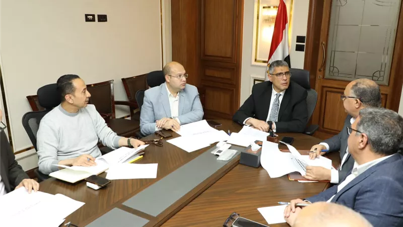 الجيزة تدرس التوسع في شركات النظافة لتحسين مستوى الخدمة بالمراكز والقرى
