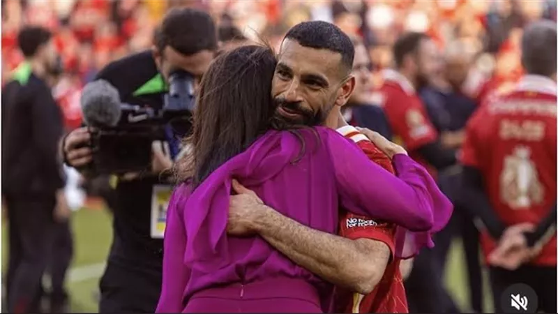صورة محمد صلاح في أحضان مالكة ليفربول تثير ضجة على السوشيال ميديا