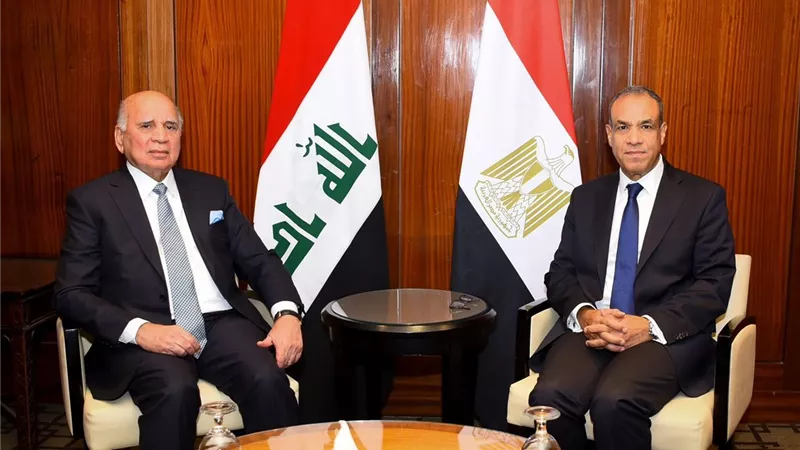 أبرزها التعاون الثنائي والقضايا الإقليمية.. 4 ملفات علي طاولة وزير الخارجية ونظيره العراقي