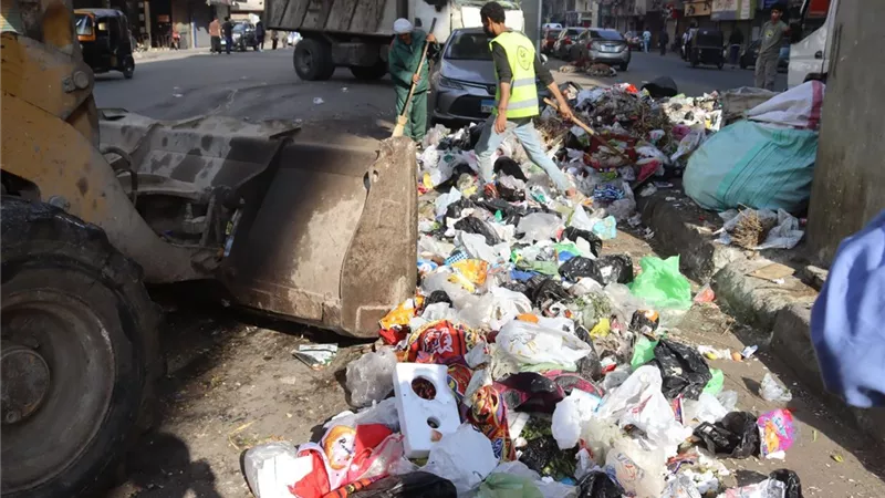 الجيزة ترفع أطنان من القمامة والمخلفات بالأحياء والمحافظ يصدر إجراءات صارمة لشركات النظافة 