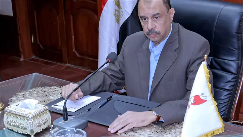 محافظ سوهاج يتابع مشروعات الرصف ويحدد جدولًا زمنيًا لمشروعات جديدة