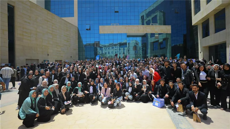 جامعة الجلالة تستعرض 25 منتجًا للمستحضرات الدوائية والتجميلية لطلابها