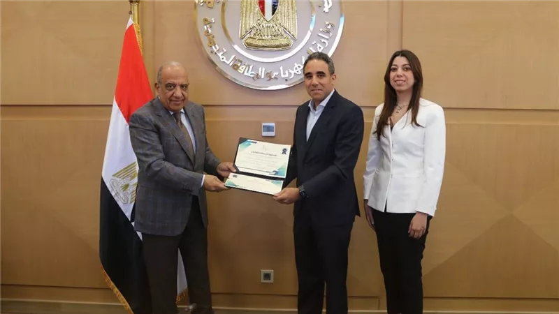 وزير الكهرباء يسلّم شهادات تأهيل 4 مشروعات لإنتاج الطاقة المتجددة وبيعها للمستهلكين 