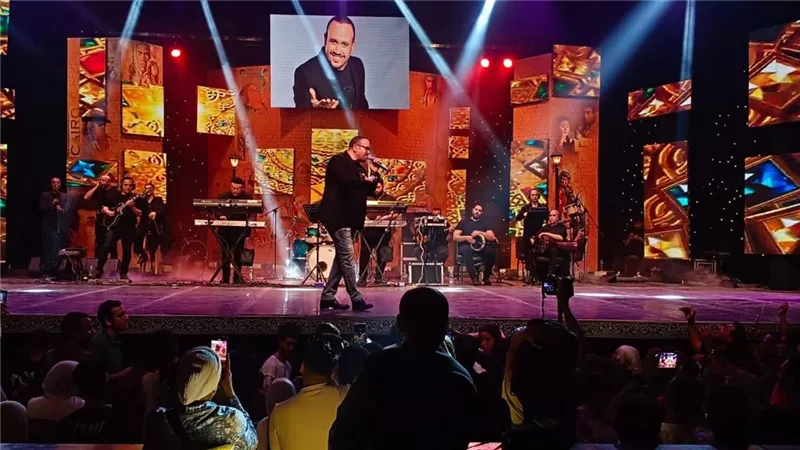 بحضور خالد جلال وخالد عبدالجليل..حفل هشام عباس كامل العدد على مسرح البالون