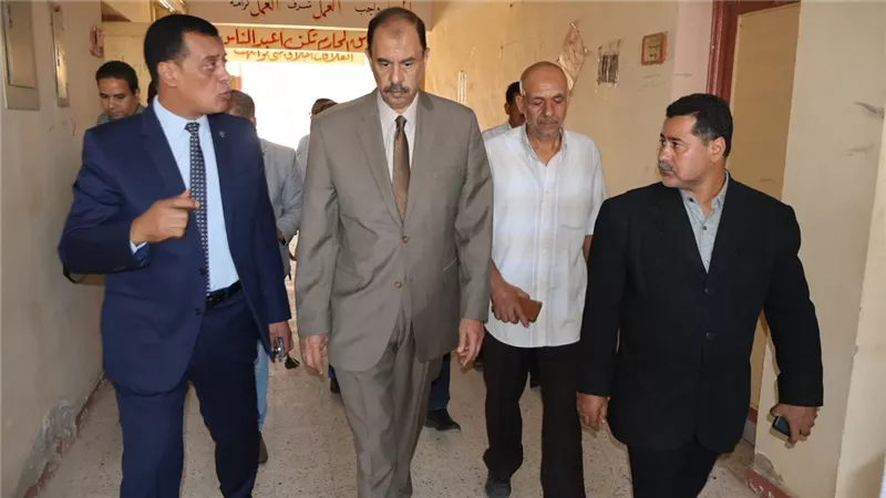 في جولة ميدانية لمتابعة سير الامتحانات..  محافظ سوهاج يتفقد لجان الثانوية العامة بجهينة ويطمئن على المصابين في حادث الميكروباص