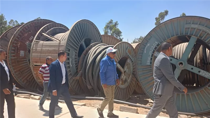 وزير الكهرباء يتفقد محطة محولات الهضبة 2 ومجمع مخزون الكابلات وإدارة شبكات العبور 