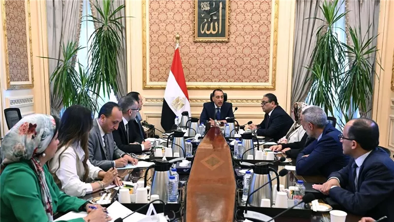 رئيس الوزراء يلتقي اللجنة الاستشارية للاقتصاد الكلي لبحث تداعيات التصعيد الإقليمي