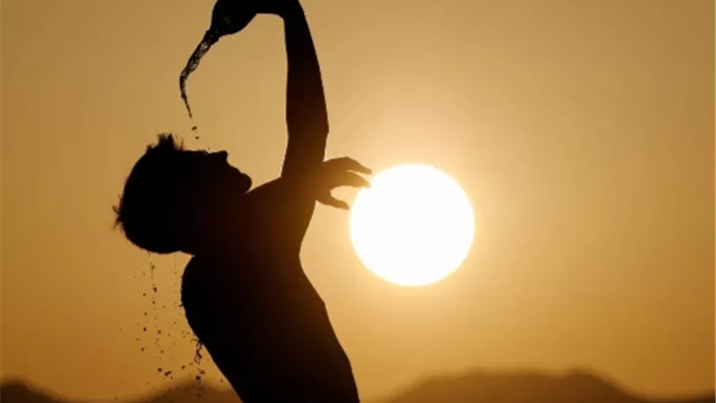 لهيب الصيف يشتد.. الأرصاد تكشف توقعات طقس غداً الثلاثاء (بيان درجات الحرارة)