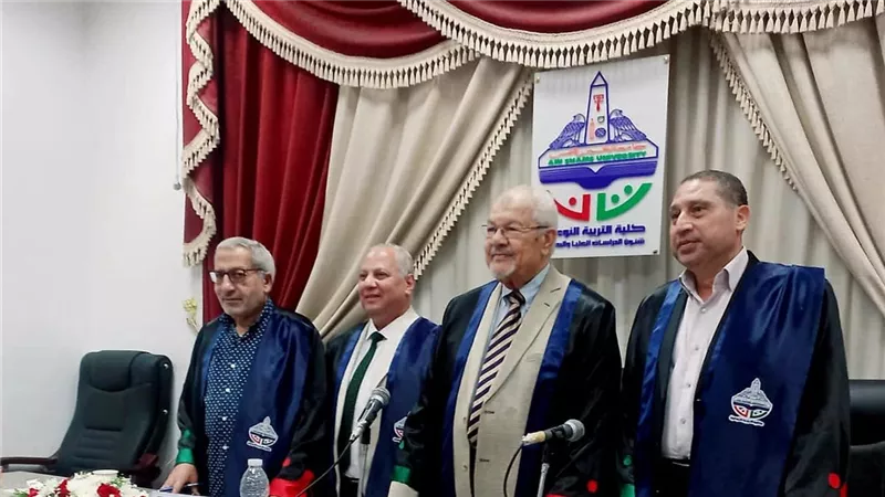 منح طارق عبد العزيز درجة الدكتوراه عن رسالة إعلامية حول الصراع النووي 