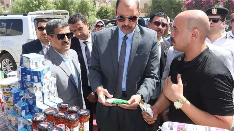 محافظ سوهاج يفتتح سوق اليوم الواحد بطهطا ويوجه باستمراره حتى ظهر الجمعة القادم