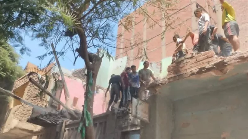 عمال «روبابيكيا» وراء انهيار عقار مصر القديمة.. محافظ القاهرة يتابع الحادث