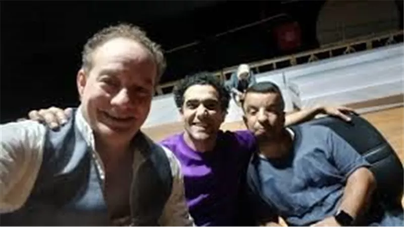 تامر الخطيب علي خشبة المسرح في 
