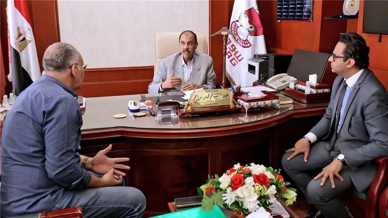 محافظ سوهاج يناقش الموقف التنفيذي لمستشفيات المحافظة.. وافتتاح جزئي لمستشفى دار السلام بعد توقف 11 عامًا