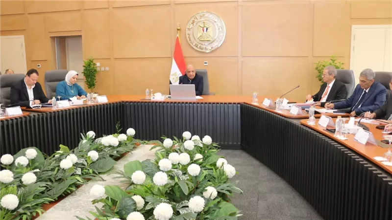  وزير الكهرباء يوجه رؤساء الشركات بتنفيذ خطة مجابهة ارتفاع الأحمال وزيادة الاستهلاك