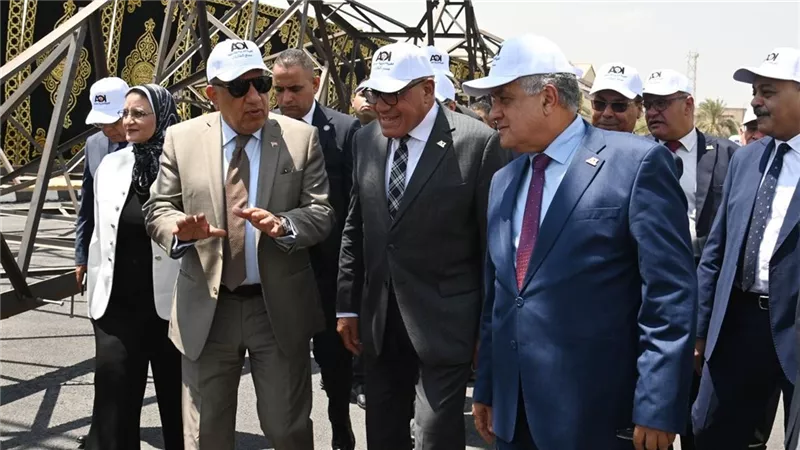  وزير الكهرباء ورئيس العربية للتصنيع يشهدان افتتاح خط إنتاج أبراج بمصنع الطائرات