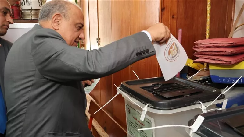 وزير الكهرباء يدلي بصوته في انتخابات الشيوخ ويؤكد: واجب وطني وحق دستوري