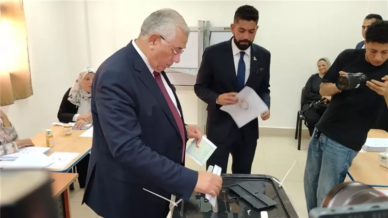 أمين عام حزب الجبهة الوطنية يدلي بصوته في انتخابات الشيوخ.. ويؤكد: صوتك خنجر في صدر الجماعات الإرهابية