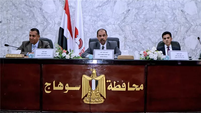 محافظ سوهاج ورئيس فرع الرقابة الإدارية يكرمان 5 من مديري إدارات المراجعة والحوكمة تقديرًا لجهودهم في مكافحة الفساد