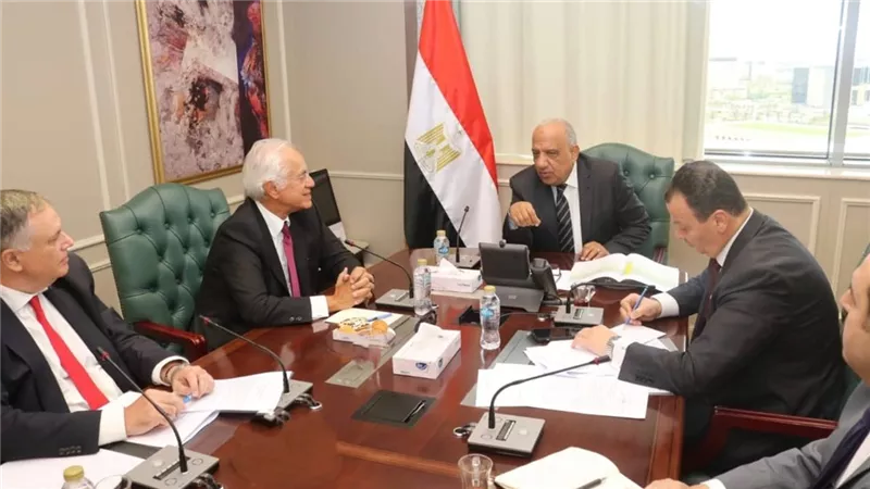 وزير الكهرباء يبحث مستجدات مشروع الربط الكهربائي بين مصر واليونان