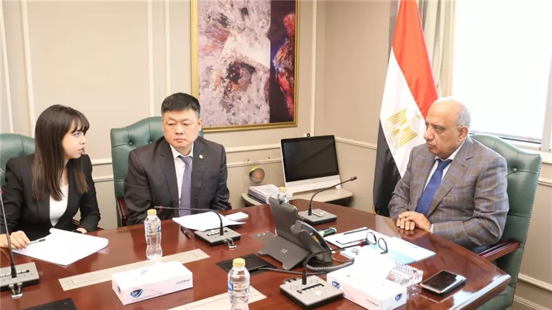  وزير الكهرباء يبحث مع تشاينا انيرجى التعاون بمجالات توطين صناعة الخلايا البطاريات