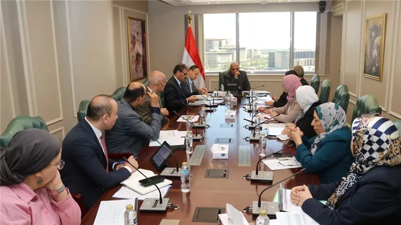وزير الكهرباء يتابع إجراءات فصل المصرية لنقل الكهرباء والقابضة وفض التشابكات المالية 
