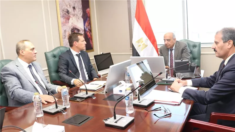 مباحثات وزير الكهرباء مع شنايدر إليكتريك لتنفيذ مبادرة تحسين كفاءة استخدام الطاقة بالمصانع