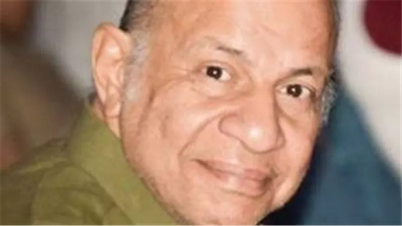نقل الفنان عيد أبو الحمد إلى مستشفى المقطم بعد أزمة قلبية حادة