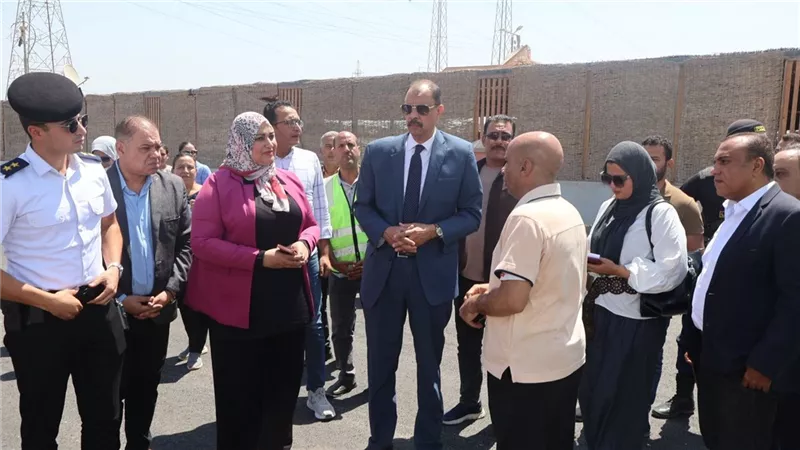 محافظ سوهاج يتفقد أعمال الرصف الجارية بطريق مدخل الكوامل الغربي