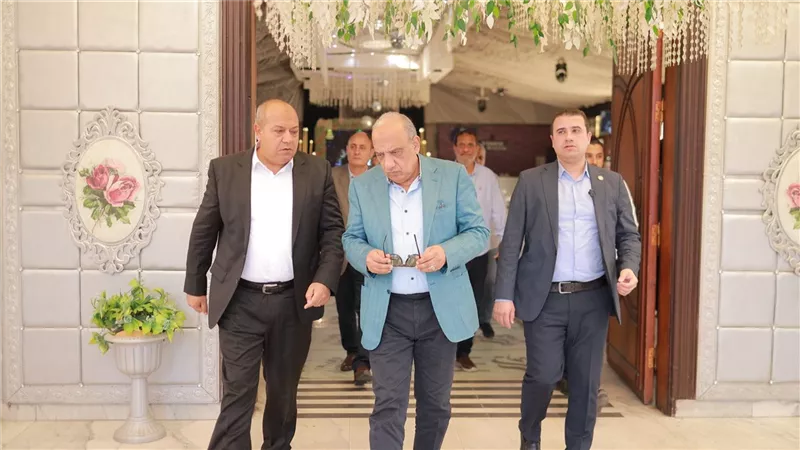 وزير الكهرباء يتفقد غرفة عمليات المراقبة ومركز خدمات عملاء الشيخ زايد بشركة القناة