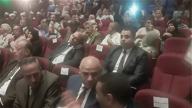 وكيل تعليم قنا يرد على صورة «الغفوة»: لم أنم.. كنت أراجع ملفات العام الدراسي