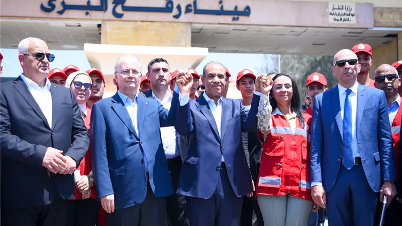 رسائل نارية لـ وزير الخارجية ورئيس الوزراء الفلسطيني من أمام معبر رفح